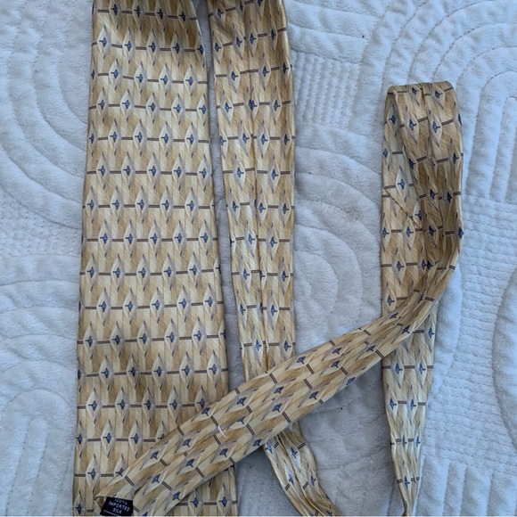 Arrow Gold Silk Patterned Tie - Picture 7 of 11